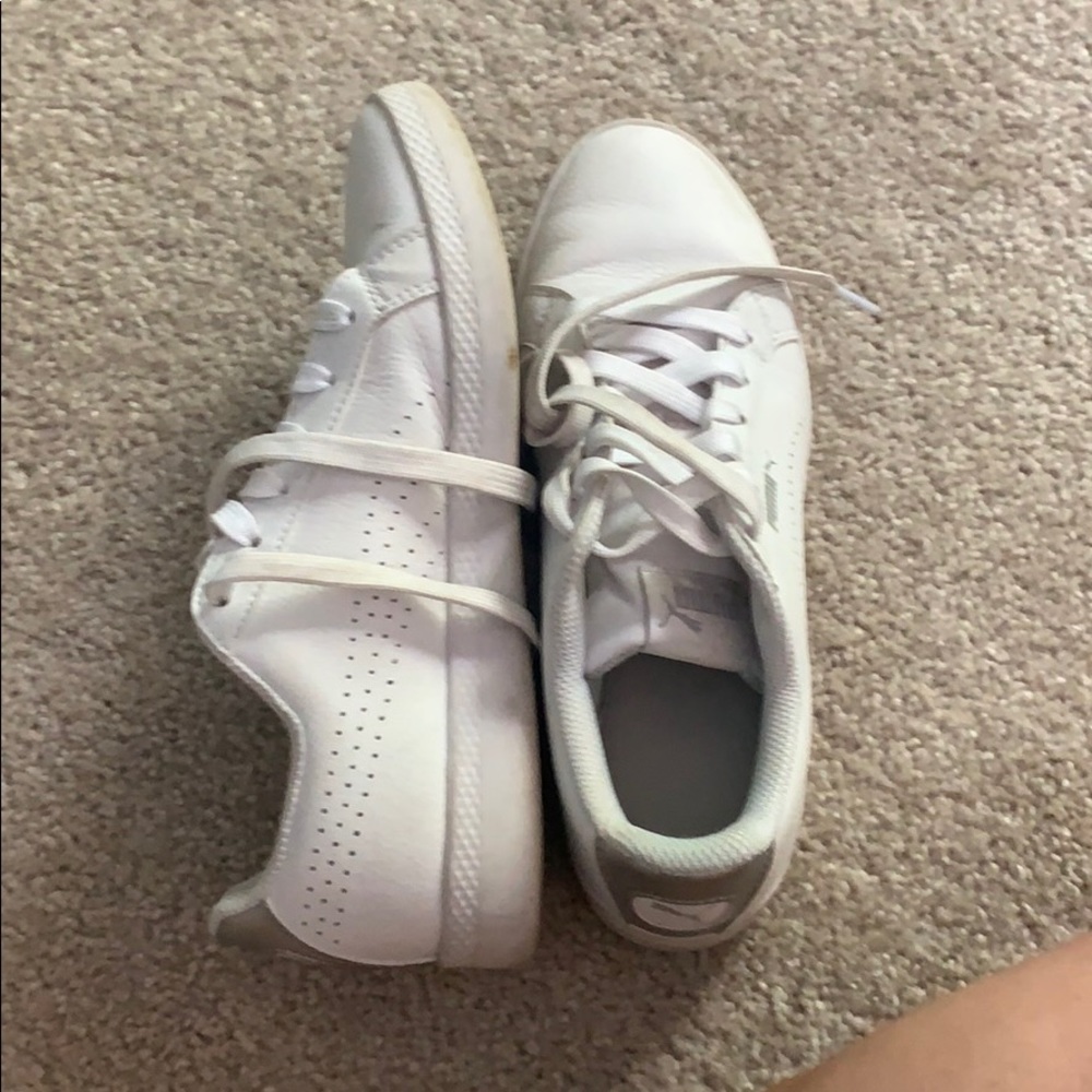 White puma sneakers
